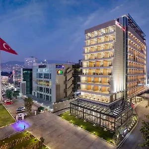 4* מלון Hilton Garden Bayrakli